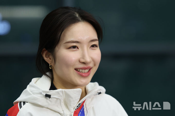 [인천공항=뉴시스] 권창회 기자 = 쇼트트랙 김길리가 17일 2026 국제빙상경기연맹(ISU) 쇼트트랙 세계선수권대회를 마치고 인천국제공항 제1여객터미널을 통해 귀국해 인터뷰 하고 있다. 2026.03.17. kch0523@newsis.com