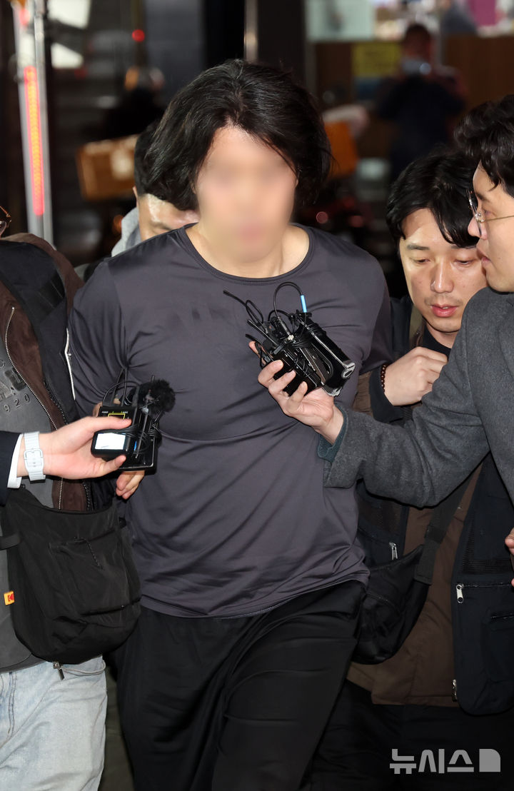  [부산=뉴시스] 하경민 기자 = 부산에서 전 직장 동료인 항공사 기장을 흉기로 살해한 혐의를 받는 50대 A씨가 17일 부산 부산진경찰서로 압송되고 있다. 2026.03.17. yulnetphoto@newsis.com