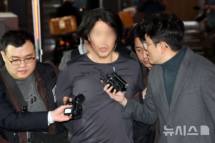  [부산=뉴시스] 하경민 기자 = 부산에서 전 직장 동료인 항공사 기장을 흉기로 살해한 혐의를 받는 50대 A씨가 17일 부산 부산진경찰서로 압송되고 있다. 2026.03.17. yulnetphoto@newsis.com
