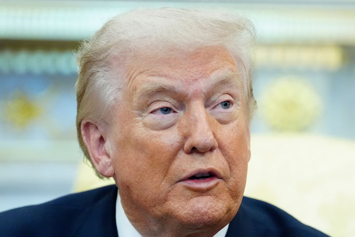 [워싱턴=AP/뉴시스]도널드 트럼프 미국 대통령이 17일(현지 시간) 백악관 집무실에서 미셸 마틴 아일랜드 총리와 회담하며 취재진 질문에 답하고 있다. 2026.03.18.