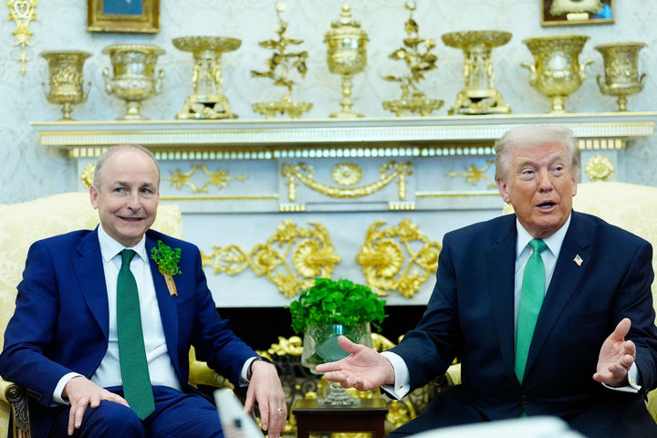 [워싱턴=AP/뉴시스]도널드 트럼프 미국 대통령이 17일(현지 시간) 백악관 집무실에서 미셸 마틴 아일랜드 총리와 회담하며 취재진 질문에 답하고 있다. 2026.03.18.