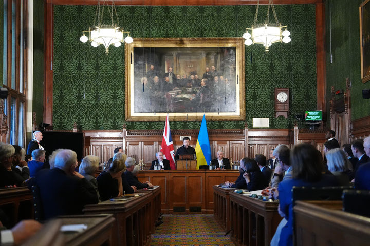 [런던=AP/뉴시스] 영국을 방문한 볼로디미르 젤렌스키 우크라이나 대통령이 17일(현지 시간) 런던 중심부 영국 의회에서 연설하고 있다. 2026.03.18.