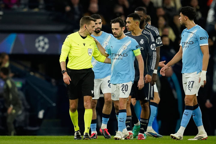 [맨체스터=AP/뉴시스] 맨체스터 시티의 베르나르두 실바(20)가 17일(현지 시간) 영국 맨체스터 에티하드 스타디움에서 열린 2025-26 유럽축구연맹(UEFA) 챔피언스리그(UCL) 16강 2차전 레알 마드리드(스페인)와 경기 전반 20분 퇴장당하고 있다. 10명이 싸운 맨체스터 시티는 1-2로 패해 1,2차전 합계 1-5를 기록하며 탈락했다. 2026.03.18.