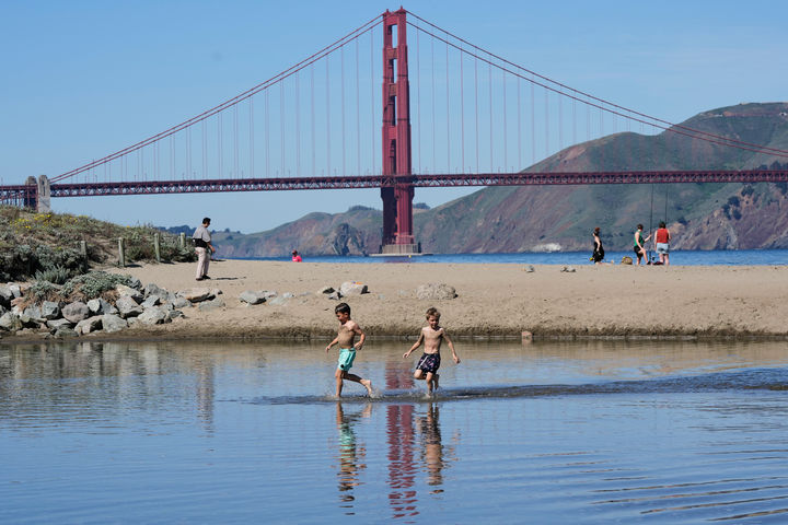 [샌프란시스코=AP/뉴시스] 17일(현지 시간) 미국 샌프란시스코 골든 게이트 다리 인근에서 어린이들이 물놀이를 하고 있다. 2026.03.18.