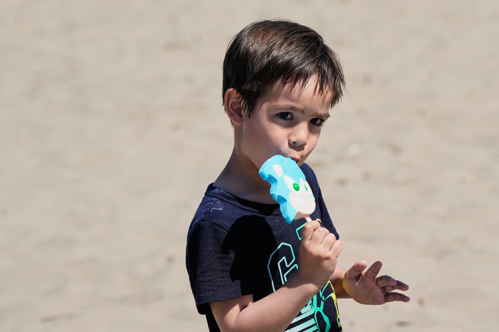 [샌프란시스코=AP/뉴시스] 17일(현지 시간) 미국 샌프란시스코 크리시 필드 이스트 비치에서 어린이가 아이스크림을 먹고 있다. 2026.03.18.