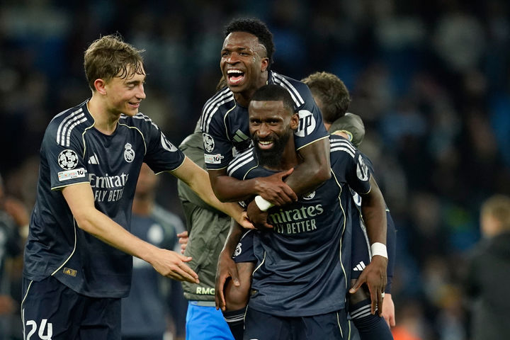 [맨체스터=AP/뉴시스] 레알 마드리드(스페인)의 비니시우스 주니오르가 17일(현지 시간) 영국 맨체스터 에티하드 스타디움에서 열린 2025-26 유럽축구연맹(UEFA) 챔피언스리그(UCL) 16강 2차전 맨체스터 시티와 경기를 마친 후 안토니오 뤼디거에게 업혀 승리를 자축하고 있다. 비니시우스는 멀티 골을 기록했고, 레알 마드리드는 2-1로 승리, 1,2차전 합계 5-1로 UCL 8강에 진출했다. 2026.03.18.