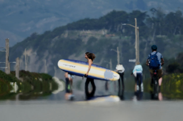 [샌프란시스코=AP/뉴시스] 17일(현지 시간) 미국 샌프란시스코 그레이트 하이웨이에서 시민들이 이동하는 가운데 지열이 관측되고 있다. 2026.03.18.