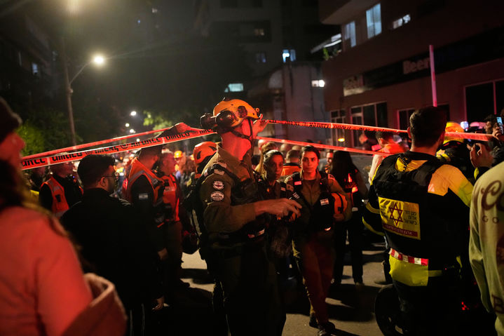 [라마트간=AP/뉴시스] 18일(현지 시간) 이스라엘 라마트간에서 이스라엘 보안군이 이란의 미사일 공격으로 2명이 숨진 현장을 통제한 후 조사하고 있다. 2026.03.19.