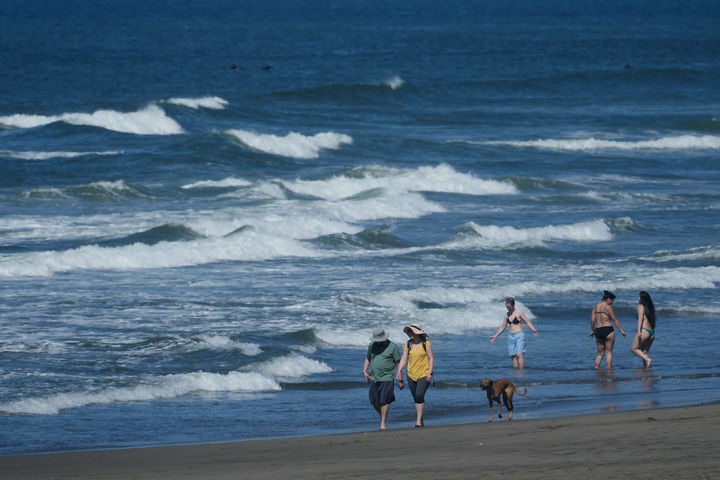 [샌프란시스코=AP/뉴시스] 17일(현지 시간) 미국 샌프란시스코 오션 비치를 찾은 시민들이 해변을 따라 걷고 있다. 2026.03.18.