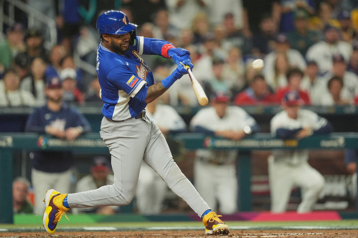 [마이애미=AP/뉴시스] 베네수엘라의 마이켈 가르시아가 17일(현지 시간) 미 플로리다주 마이애미 론디포 파크에서 열린 2026 월드베이스볼클래식(WBC) 결승전 미국과 경기 3회 초 1사 2, 3루 상황에서 선취점을 올리는 중견수 앞 희생플라이를 치고 있다. 2026.03.18.