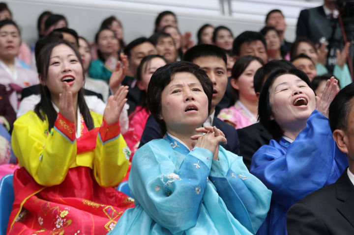 [평양=AP/뉴시스] 17일 북한 평양에서 2026년 봄 전국체육축전이 개막해 관중들이 4·25 선수단과 압록강체육단의 농구 경기를 지켜보고 있다. 전문체육 부문과 대중체육 부문으로 나뉜 '봄 전국체육축전은 축구, 농구, 배구, 태권도 등 30여 개 종목에서 540여 세부 종목 경기가 진행된다. 2026.03.18.