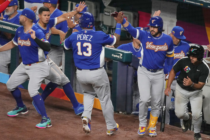 [마이애미=AP/뉴시스] 베네수엘라의 살바도르 페레즈(13)가 17일(현지 시간) 미 플로리다주 마이애미 론디포 파크에서 열린 2026 월드베이스볼클래식(WBC) 결승전 미국과 경기 3회 초 마이켈 가르시아의 희생플라이로 선취 득점한 뒤 더그아웃에서 환영받고 있다. 2026.03.18.