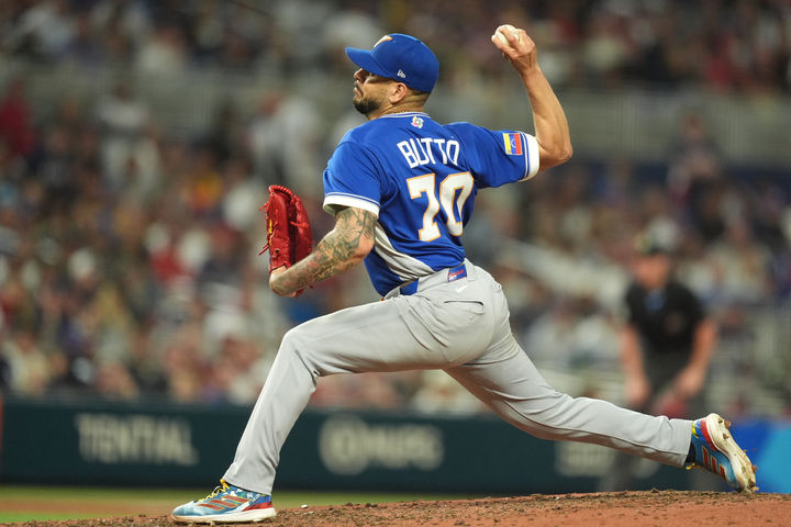 [마이애미=AP/뉴시스] 베네수엘라 세 번째 투수 호세 부토가 17일(현지 시간) 미 플로리다주 마이애미 론디포 파크에서 열린 2026 월드베이스볼클래식(WBC) 결승전 미국과 경기 2-0으로 앞선 6회 말 투구하고 있다. 2026.03.18.