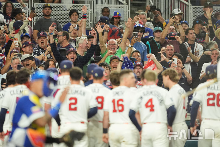 [마이애미=AP/뉴시스] 미국 선수들이 17일(현지 시간) 미 플로리다주 마이애미 론디포 파크에서 열린 2026 월드베이스볼클래식(WBC) 결승에서 팬들의 응원을 받고 있다. 이날 미국은 베네수엘라에 2-3으로 패하며 대회 2회 연속 준우승에 머물렀다. 2026.03.18.