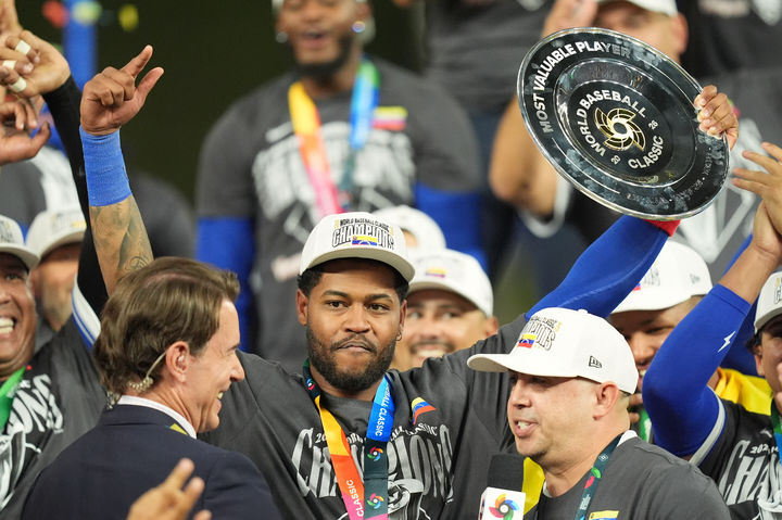 [마이애미=AP/뉴시스] 베네수엘라 야구대표팀이 17일(현지 시간) 미 플로리다주 마이애미 론디포 파크에서 열린 2026 월드베이스볼클래식(WBC) 결승전에서 미국을 꺾고 우승한 가운데 3루수 마이켈 가르시아가 최우수선수(MVP) 트로피를 들고 기뻐하고 있다. 베네수엘라는 미국을 3-2로 꺾고 사상 처음으로 WBC 정상에 올랐다. 2026.03.18.