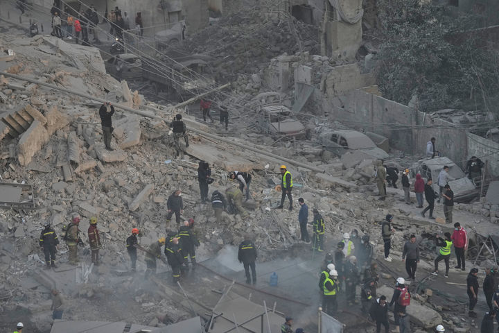 [베이루트=AP/뉴시스] 18일(현지 시간) 레바논 베이루트에서 레바논 구조대가 이스라엘의 공습으로 파괴된 건물 잔해 사이를 수색하고 있다. 이스라엘은 레바논 수도 베이루트를 비롯해 남부와 동부 지역까지 타격을 이어가며 친이란 이슬람 시아파 무장 정파 헤즈볼라를 향한 공세를 이어가고 있다. 2026.03.18.