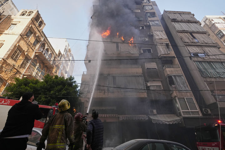 [베이루트=AP/뉴시스] 지난 18일(현지 시간) 레바논 베이루트 중심부에서 소방관들이 이스라엘의 공습을 받은 건물 화재를 진압하고 있다. 2026.03.18.