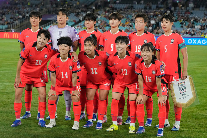 [시드니=AP/뉴시스] 대한민국 여자축구 대표팀 선수들이 18일(현지 시간) 호주 시드니 스타디움 오스트레일리아에서 열린 2026 아시아축구연맹(AFC) 여자 아시안컵 준결승 대한민국과 일본의 경기에 앞서 기념촬영하고 있다. 2026.03.18.