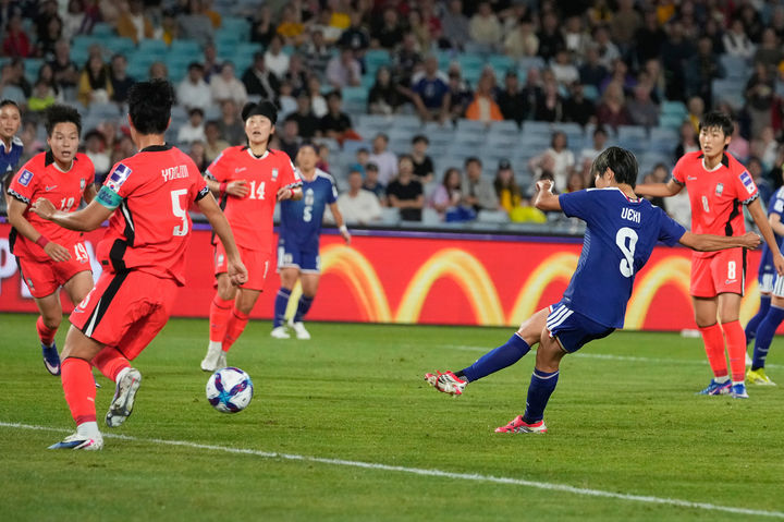 [시드니=AP/뉴시스] 일본의 우에키 리코(오른쪽)가 18일(현지 시간) 호주 시드니 스타디움 오스트레일리아에서 2026 아시아축구연맹(AFC) 여자 아시안컵 준결승 한국과 경기 전반 선제골을 넣고 있다. 2026.03.18.