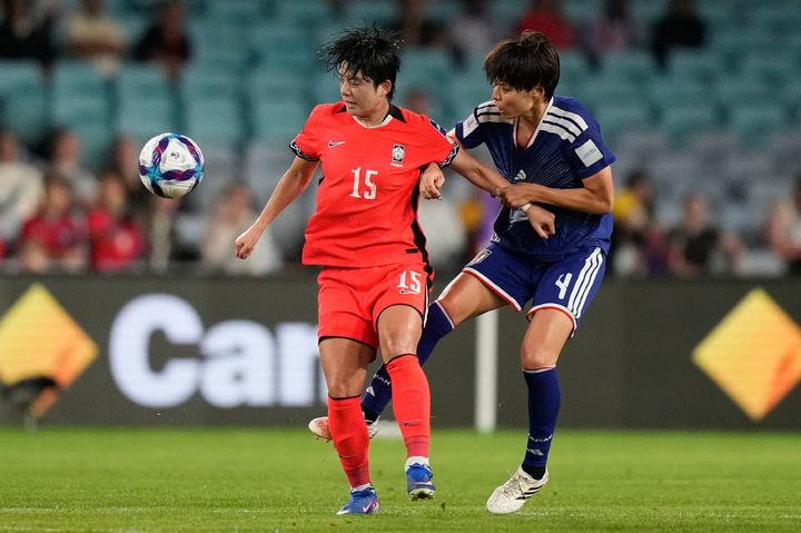 [시드니=AP/뉴시스] 한국의 전유경(왼쪽)이 18일(현지 시간) 호주 시드니 스타디움 오스트레일리아에서 열린 2026 아시아축구연맹(AFC) 여자 아시안컵 준결승 일본과 경기 중 공을 다투고 있다. 2026.03.18.