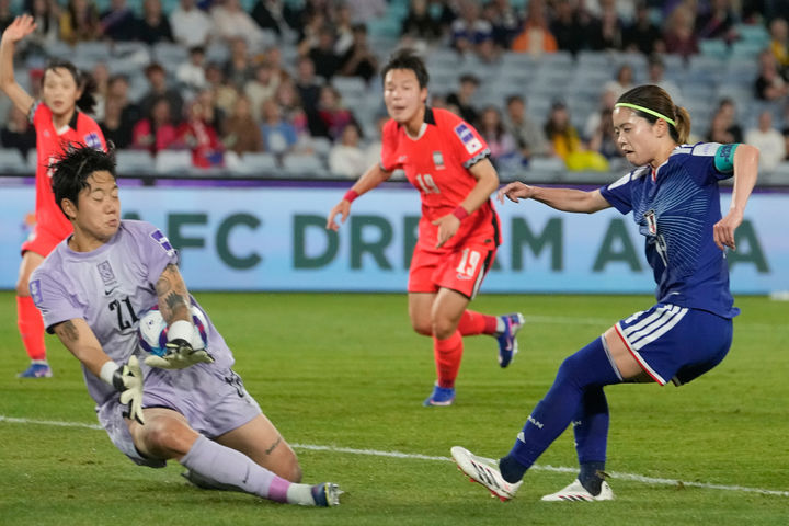 [시드니=AP/뉴시스] 대한민국 골키퍼 김민정(왼쪽)이 18일(현지 시간) 호주 시드니 스타디움 오스트레일리아에서 열린 2026 아시아축구연맹(AFC) 여자 아시안컵 준결승 일본과 경기 중 하세가와 유이의 슛을 막아내고 있다. 2026.03.18.