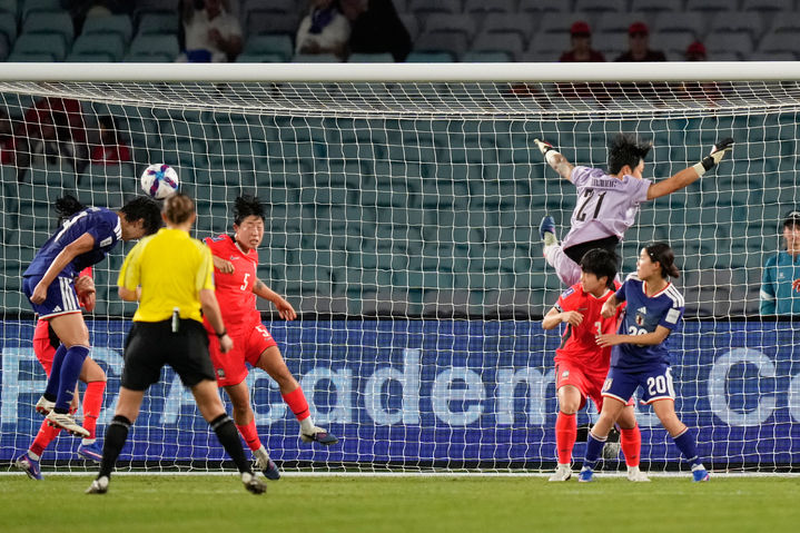 [시드니=AP/뉴시스] 일본의 쿠마가이 사키(왼쪽)가 18일(현지 시간) 호주 시드니 스타디움 오스트레일리아에서 2026 아시아축구연맹(AFC) 여자 아시안컵 준결승 한국과 경기 후반 25분 헤더로 세 번째 골을 넣고 있다. 2026.03.18.