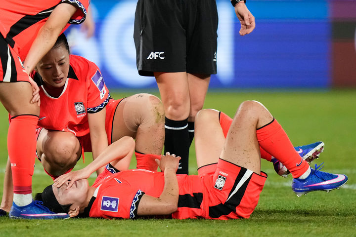 [시드니=AP/뉴시스] 대한민국의 지소연이 18일(현지 시간) 호주 시드니 스타디움 오스트레일리아에서 열린 2026 아시아축구연맹(AFC) 여자 아시안컵 준결승 일본과 경기 중 다카하시 하나와 충돌 후 괴로워하고 있다. 한국이 1-4로 패해 결승에 오르지 못했다. 2026.03.18.