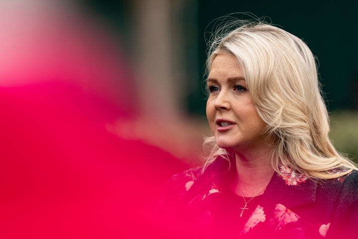 [워싱턴=AP/뉴시스]캐럴라인 레빗 백악관 대변인이 18일(현지 시간) 백악관 경내에서 취재진 질문에 답하고 있다. 2026.03.18.