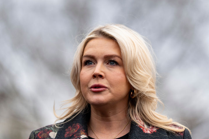 [워싱턴=AP/뉴시스]캐럴라인 레빗 백악관 대변인이 18일(현지 시간) 백악관 경내에서 취재진 질문에 답하고 있다. 2026.03.18.