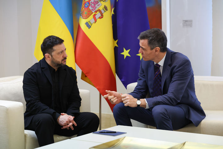 [마드리드=AP/뉴시스] 볼로디미르 젤렌스키 우크라이나 대통령(왼쪽)과 페드로 산체스 스페인 총리가 18일(현지 시간) 마드리드 몬클로아 궁전에서 회담하고 있다. 2026.03.19.