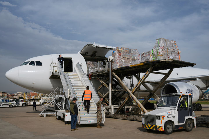 [베이루트=AP/뉴시스] 18일(현지 시간) 레바논 베이루트 라피크 하리리 국제공항에서 작업자들이 유니세프와 세계보건기구(WHO)가 보낸 의료 지원 물품을 하역하고 있다. 2026.03.19.