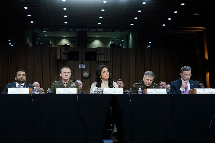 [워싱턴=AP/뉴시스]털시 개버드 미 국가정보국(DNI) 국장(가운데)이 18일(현지시각) 미 상원 정보위원회 청문회에서 발언하고 있다. 왼쪽부터 캐시 파텔 미 연방수사국(FBI) 국장, 제임스 애덤스 미 국방정보국(DNI) 국장, 개버드, 윌리엄 하트먼 미 사이버사령관 대행, 존 래트클리프 미 중앙정보국(CIA) 국장. 2026.3.19.