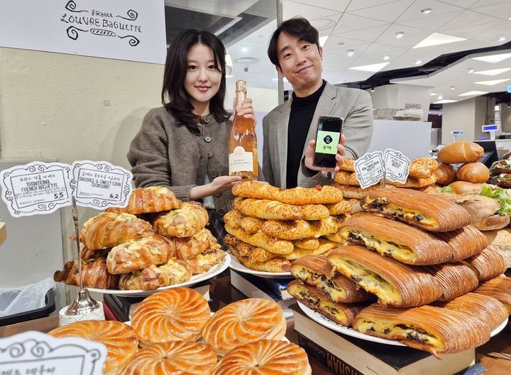 [부산=뉴시스] 롯데백화점 부산본점 지하2층 프랑스루브르바게트 팝업스토어에서 직원들이 고메위크 행사를 홍보하고 있다. (사진=롯데백화점 제공) 2026.03.18. photo@newsis.com&nbsp; *재판매 및 DB 금지