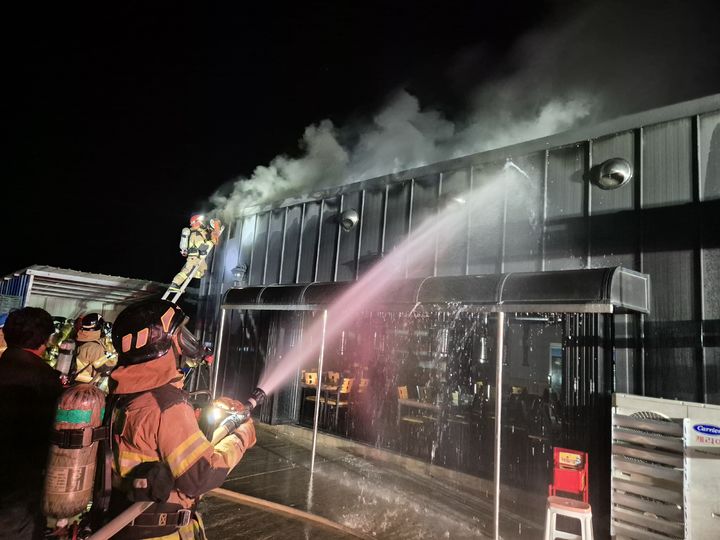 [청양=뉴시스] 지난 17일 오후 8시36분께 충남 청양군 비봉면 록평리의 한 음식점에서 불이 나 소방대원들이 진화에 나서고 있다. (사진=청양소방서 제공) 2026.03.18. photo@newsis.com *재판매 및 DB 금지