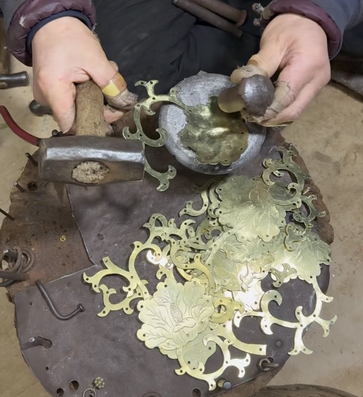 [서울=뉴시스] 이재 드레스 작업. (사진 = 르쥬 인스티그램 캡처) 2026.03.17. photo@newsis.com *재판매 및 DB 금지