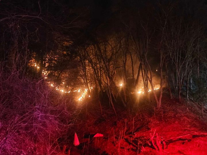 [춘천=뉴시스] 17일 오후 11시41분께 강원 춘천시 동산면 조양리 대나무골 인근의 주택 컨테이너 창고에서 난 불이 야산으로 번지는 화재가 발생했다. (사진=강원도소방본부 제공) 2026.03.18. photo@newsis.com&nbsp; *재판매 및 DB 금지