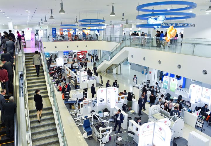 [춘천=뉴시스] 18일 강원특별자치도(도지사 김진태)는 원주시와 함께 오는 19일부터 22일까지 국내 최대 의료기기 전시회인 'KIMES 2026(제41회 국제의료기기·병원설비전시회)'에 참가한다고 밝혔다. 사진은 지난해 원주서 개최된 강원 의료기기 전시전 모습. 강원특별자치도 제공. *재판매 및 DB 금지