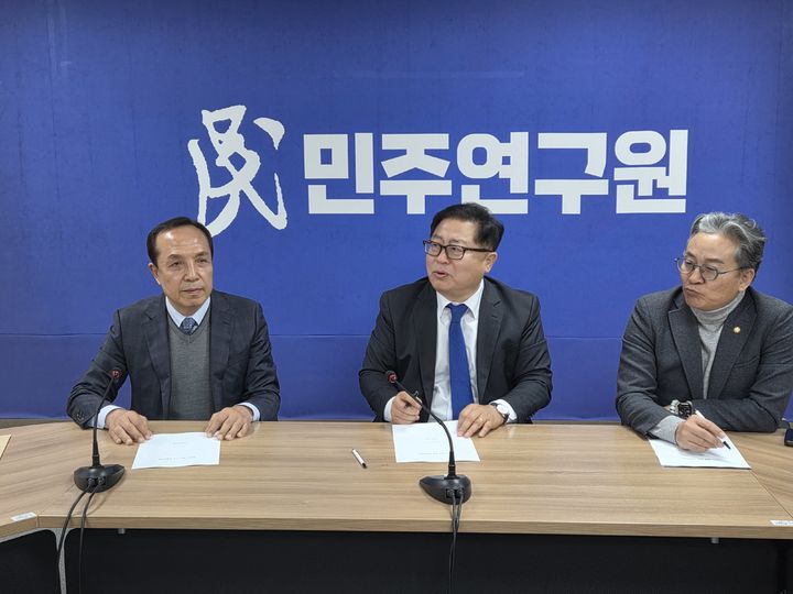 [양산=뉴시스] 조문관 양산시장 예비후보가 민주당 민주연구원 정책간담회에서 참석해 지역 현안 해결을 위한 당 차원의 지원을 요청하고 있다. (사진=조문관 선거사무실 제공) 2026.03.18. photo@newsis.com *재판매 및 DB 금지