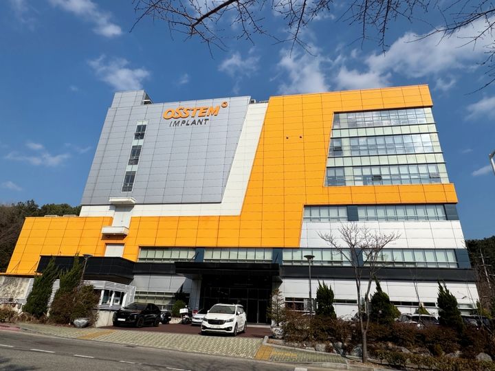 [서울=뉴시스] 오스템임플란트는 생산공장인 K1(오렌지타워)이 식품의약품안전처로부터 '의료기기 제조 및 품질관리 기준(KGMP)' 적합을 재인정받았다고 18일 밝혔다. (사진=오스템임플란트 제공) 2026.03.18. photo@newsis.com *재판매 및 DB 금지
