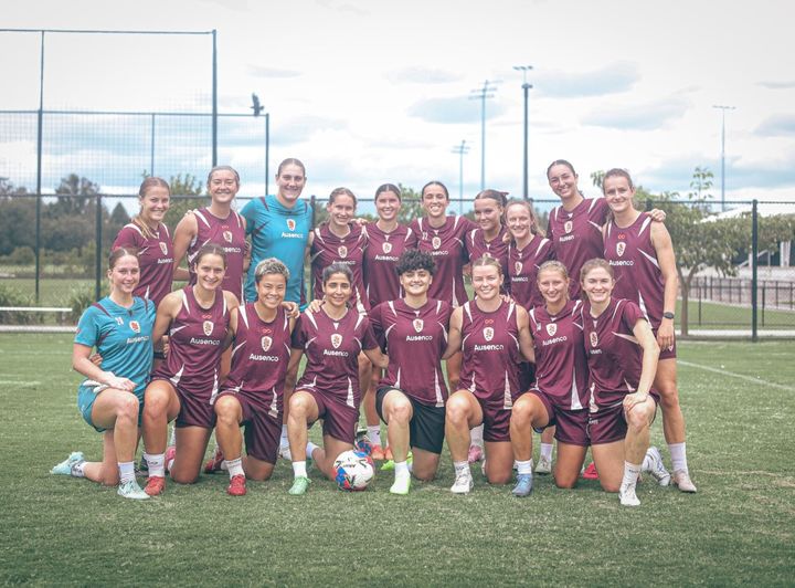 [서울=뉴시스] 호주 A리그 축구 클럽 ‘브리즈번 로어’에 이란 여자 축구 선수 2명이 함께 기념촬영했다. 같은 유니폼을 입어 구분이 안된다.(출처: 브리즈번 로어 X)2026.03.18. *재판매 및 DB 금지