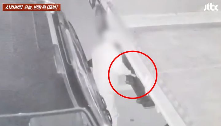 [뉴시스] 한밤중 정체불명의 남성이 화물차 기름을 빼돌린 사건이 발생했다. (사진=JTBC 사건반장 캡처) *재판매 및 DB 금지