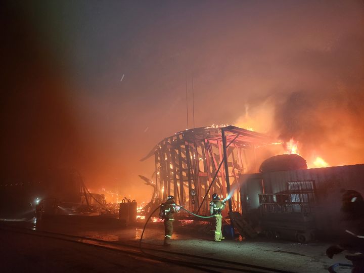 [목포=뉴시스] 18일 오전 4시21분께 전남 목포시 연산동 한 조선소에서 불이 나 소방 당국이 진화 작업을 벌이고 있다. (사진=전남소방본부 제공) 2026.03.18. photo@newsis.com *재판매 및 DB 금지