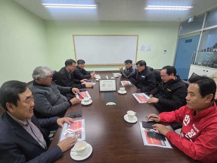 [양산=뉴시스] 국민의힘 한옥문 예비후보가 산막일반산업단지를 찾아 기업인들과 정책간담회를 열고 있다. (사진=한옥문 선거사무실 제공) 2026.03.18. photo@newsis.com *재판매 및 DB 금지