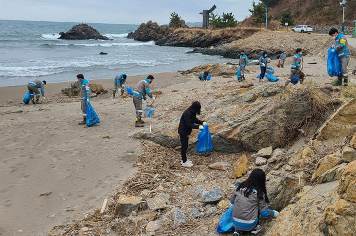 세계 물의 날 기념 하천 정화활동 모습.(사진=삼척시 제공) *재판매 및 DB 금지