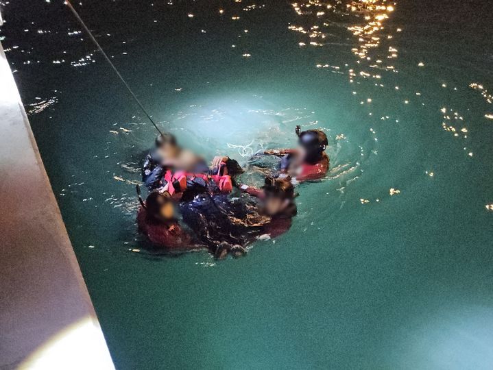 [울산=뉴시스] 울산해양경찰서가 17일 오후 울산 울주군 온산항 오드펠터미널코리아 앞 해상에 빠진 익수자를 구조하고 있다. (사진=울산해경 제공) 2026.03.18. photo@newsis.com *재판매 및 DB 금지