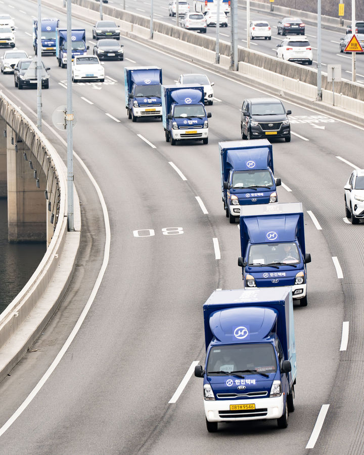 [서울=뉴시스] 지난 15일 서울 광화문에서 서울 송파구 잠실종합운동장 사이에서 열린 2026 서울마라톤에 한진이 물류 파트너로 참가한 모습. (사진=한진 제공) 2026.3.18. photo@newsis.com *재판매 및 DB 금지