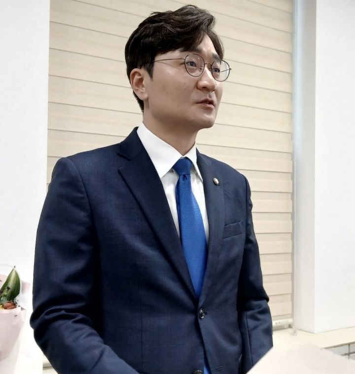 [대전=뉴시스] 조명휘 기자 = 장철민(더불어민주당·대전 동구) 국회의원이 18일 대전시의회 기자실서 회견을 열고 시장선거에 출마한 같은 당 장종태(대전 서구갑) 의원과 허태정 전 대전시장에게 '충청통합방안 원포인트 토론회'를 제안하고 있다. 2026.03.18. joemedia@newsis.com *재판매 및 DB 금지