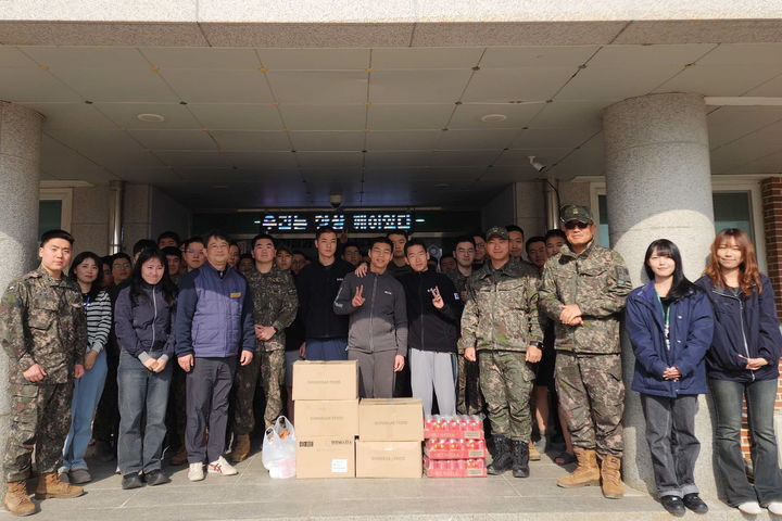 [세종=뉴시스] 한국남부발전 신인천빛드림본부는 지난 16일 인천광역시에 위치한 육군 17사단 예하 부대를 방문해 '봄날의 온기, 군부대 희망 싹 틔움' 후원 행사를 시행했다고 18일 밝혔다. (사진=남부발전 제공) 2026.03.18. photo@newsis.com *재판매 및 DB 금지