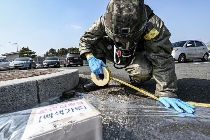 [대구=뉴시스] 공군 제11전투비행단은 FS훈련과 연계해 대구기지 2정문 버스정류장 일대에서 화생방 테러 대응훈련을 실시했다. (사진=공군 제11전투비행단 제공) 2026.03.18. photo@newsis.com *재판매 및 DB 금지