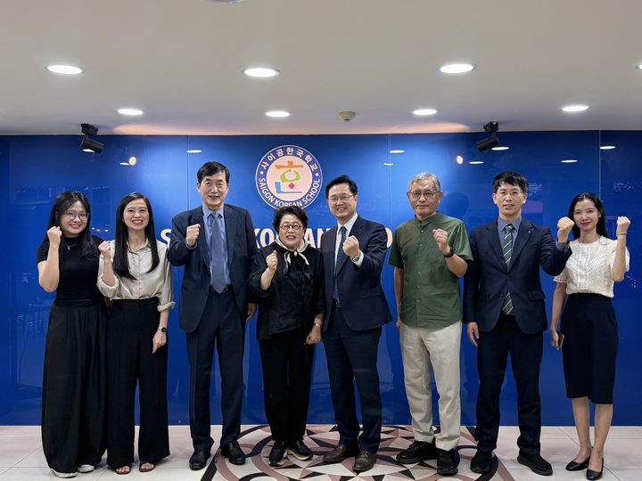 [서울=뉴시스] 상명대와 베트남 사이공한글학교 관계자들이 17일 간담회를 진행하고 기념 촬영을 하고 있다. (사진=상명대 제공) 2026.03.18. photo@newsis.com *재판매 및 DB 금지